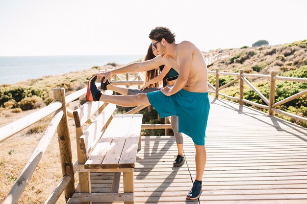 Coppia, stretching, spiaggia