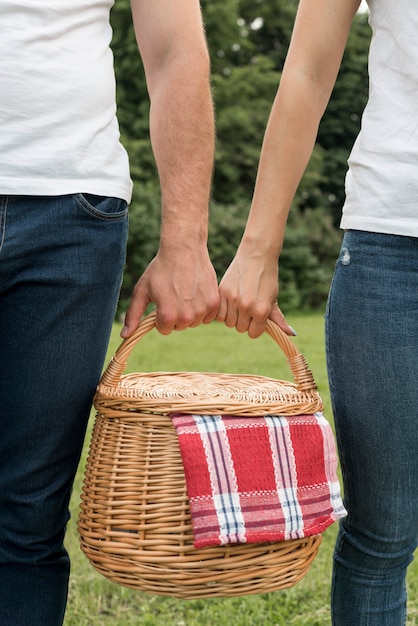 Coppia tenendo un cestino da picnic