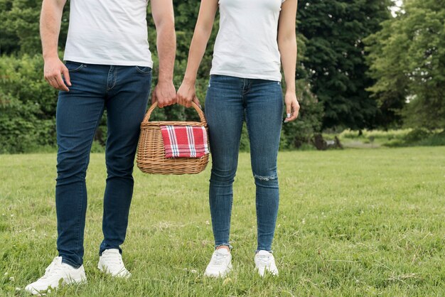 Coppia tenendo un cestino da picnic