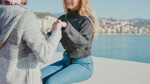 Coppia, tenendosi per mano, spiaggia