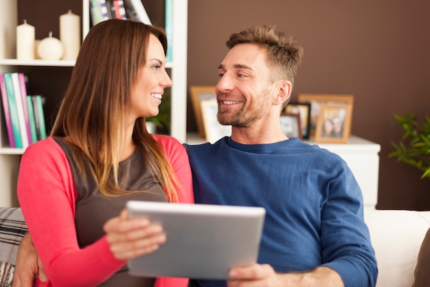 Coppia trascorrere del tempo insieme a casa con tavoletta digitale