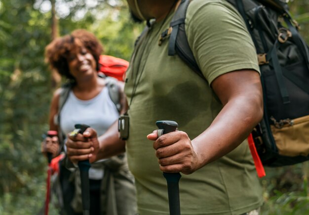 Coppia trekking nella foresta insieme