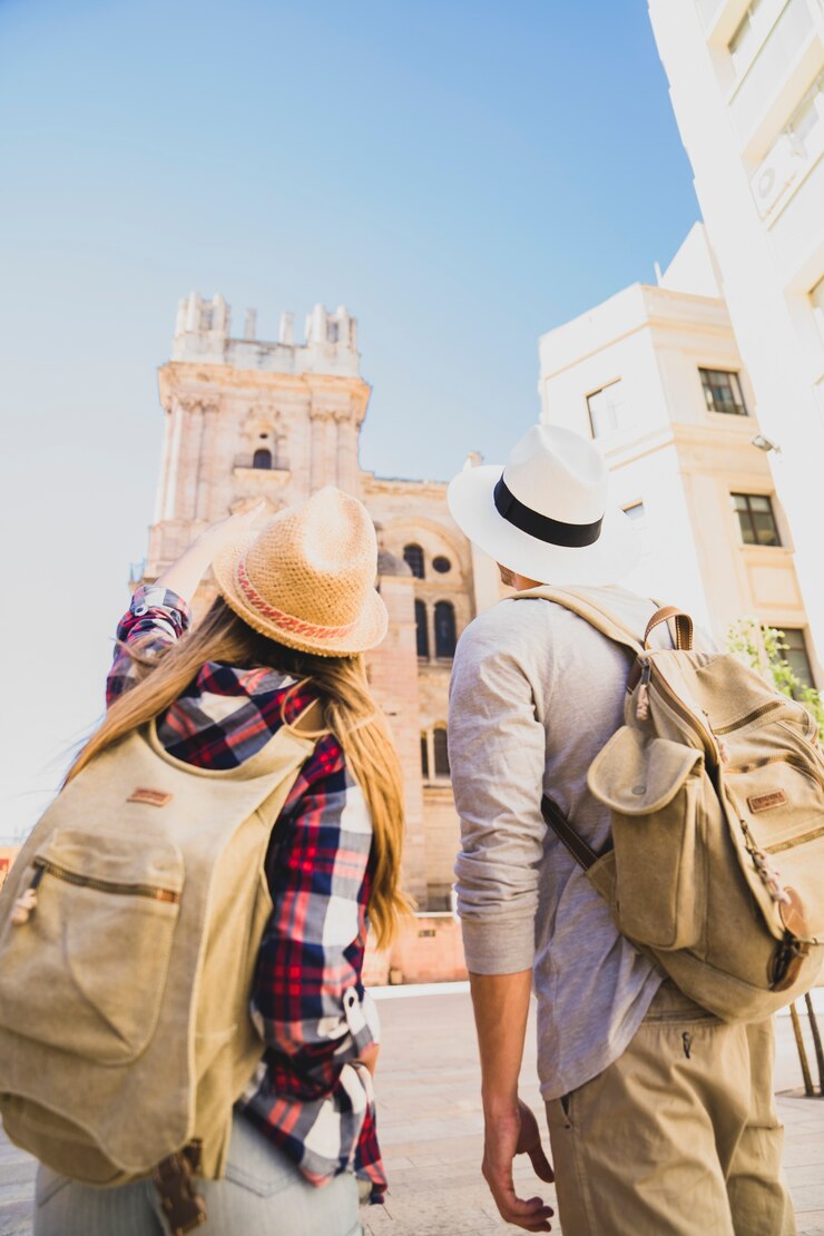 Foto gratuito coppia turisti che visitano la città