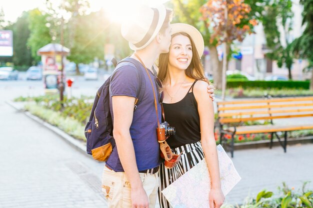 Coppia turistica romantica nel parco