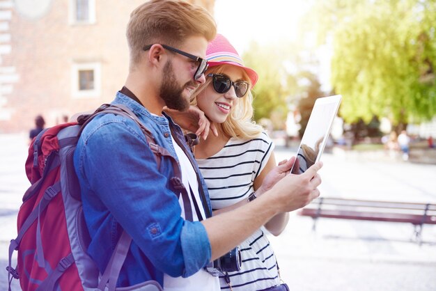 Coppia utilizzando la tavoletta digitale in viaggio