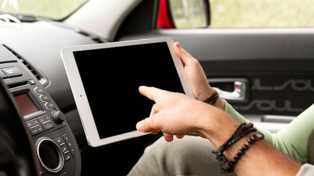 Coppia utilizzando tablet in auto