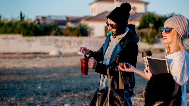 Coppia versando lo zucchero in thermos