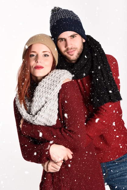 Coppia vestita in rosso su sfondo bianco