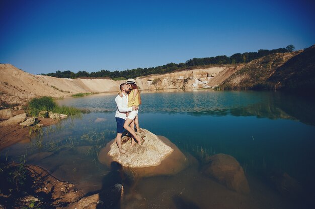 Coppia vicino all&#39;acqua blu