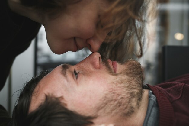 Coppia vintage. La ragazza bacia il suo ragazzo dall'alto