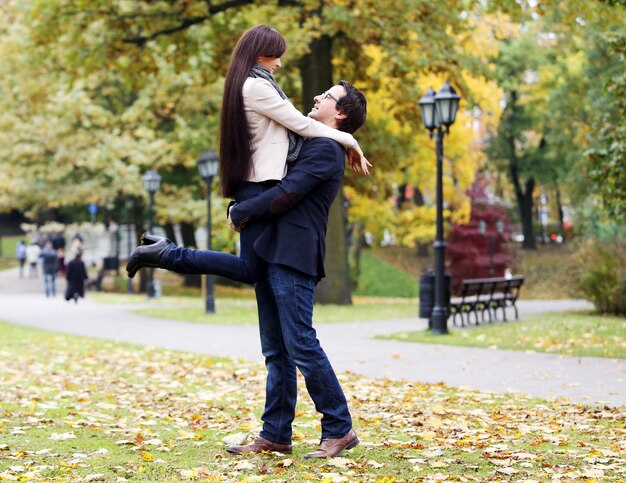 Coppie adulte che hanno una buona giornata in famiglia nel parco