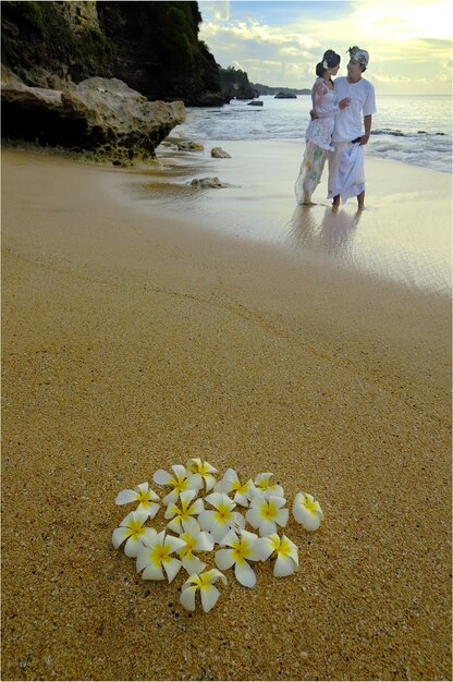 Coppie belle sulla spiaggia