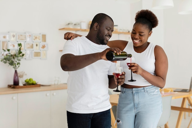 Coppie che bevono un po 'di vino insieme