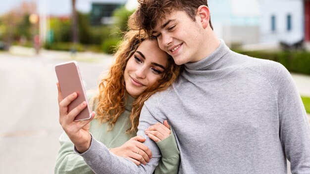 Coppie che catturano primo piano selfie all'aperto