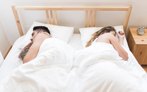 Coppie che dormono sul letto nella camera da letto