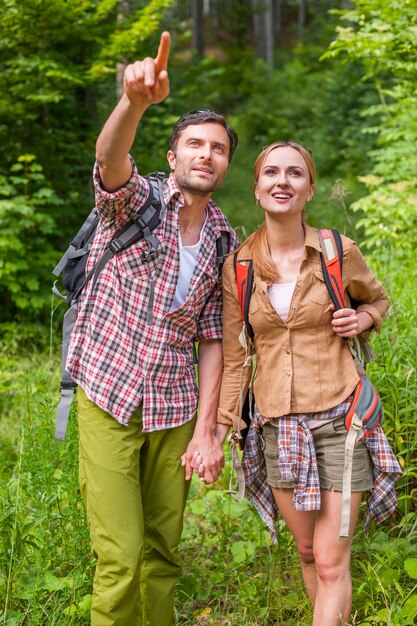 Coppie che fanno un'escursione nella foresta