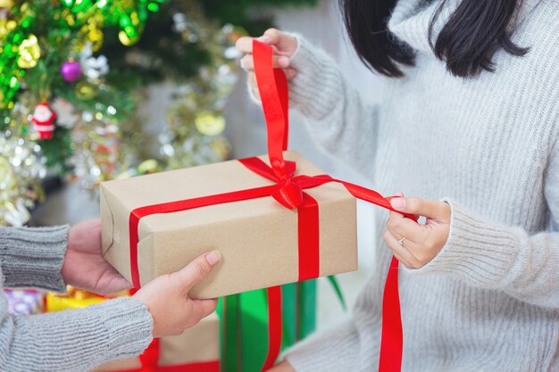 coppie che godono con il regalo di Natale