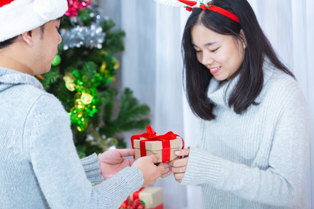 coppie che godono con il regalo di Natale