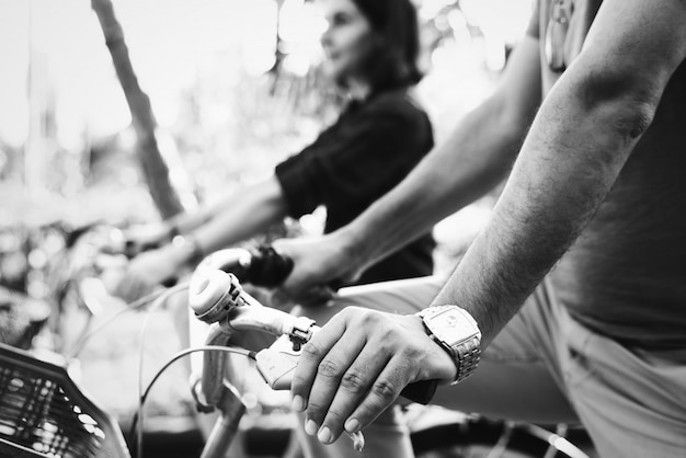 Coppie che guidano bicicletta insieme nella giungla