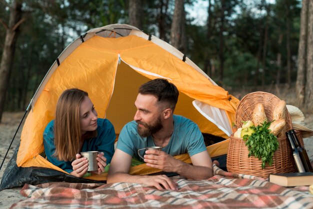 Coppie che indicano nella tenda che si guarda