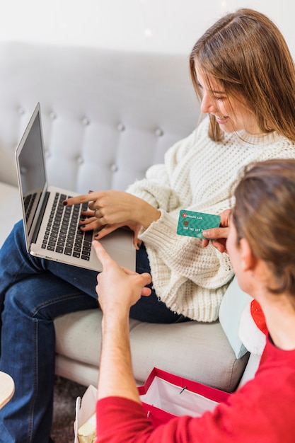 Coppie che mostrano allo schermo del computer portatile sullo strato