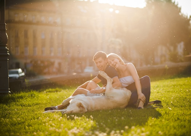 coppie con il cane divertirsi