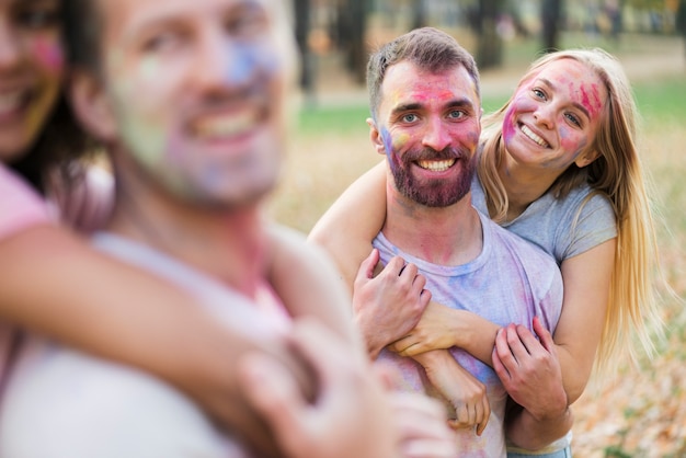 Coppie defocused che si tengono a holi