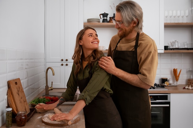 Coppie del colpo medio che cucinano insieme