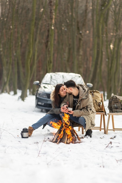 Coppie del colpo pieno che sono romantiche