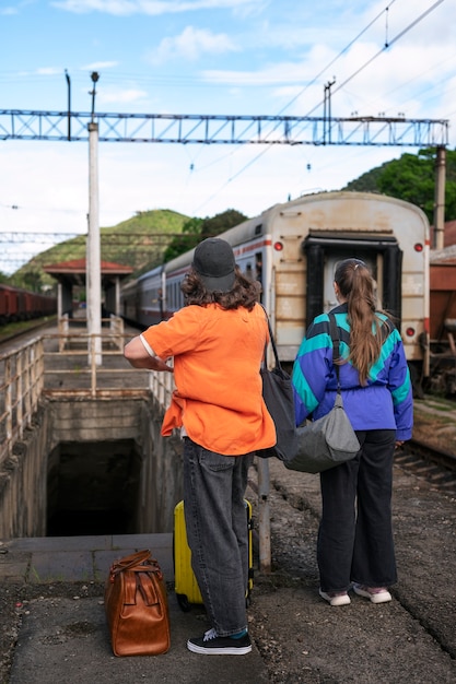 Coppie del colpo pieno che viaggiano insieme