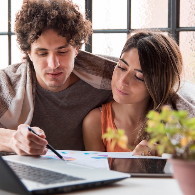 Coppie del piano medio che lavorano insieme