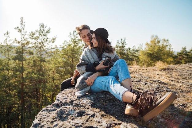 Coppie della foto a figura intera nell'amore all'aperto