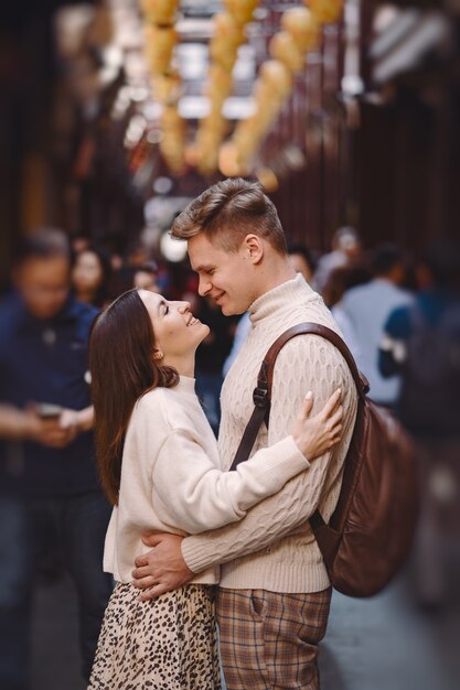 Coppie della persona appena sposata che mostrano affetto e che si tengono per mano a Shanghai vicino a Yuyuan mentre visitando la Cina