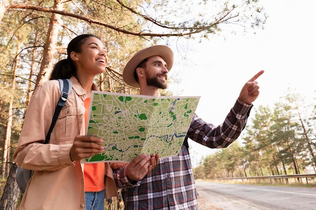 Coppie di angolo basso che viaggiano con una mappa