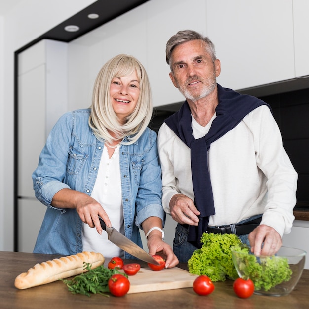 Coppie di vista frontale che cucinano insieme