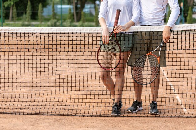 Coppie di vista frontale sul campo da tennis