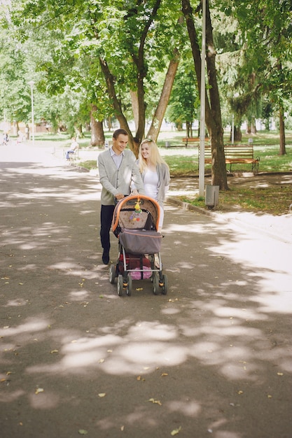 Coppie felici che camminano il loro bambino