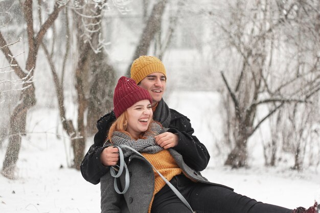 Coppie felici che giocano all'aperto nella neve