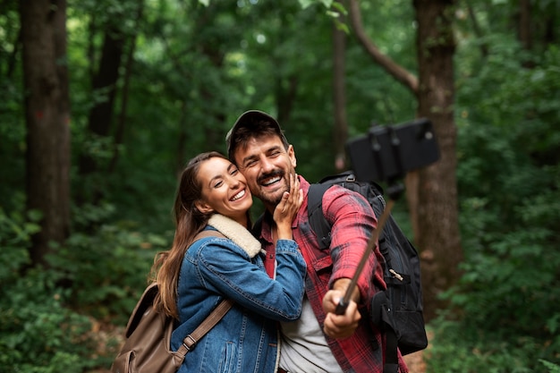 Coppie felici e romantiche che viaggiano insieme nella natura