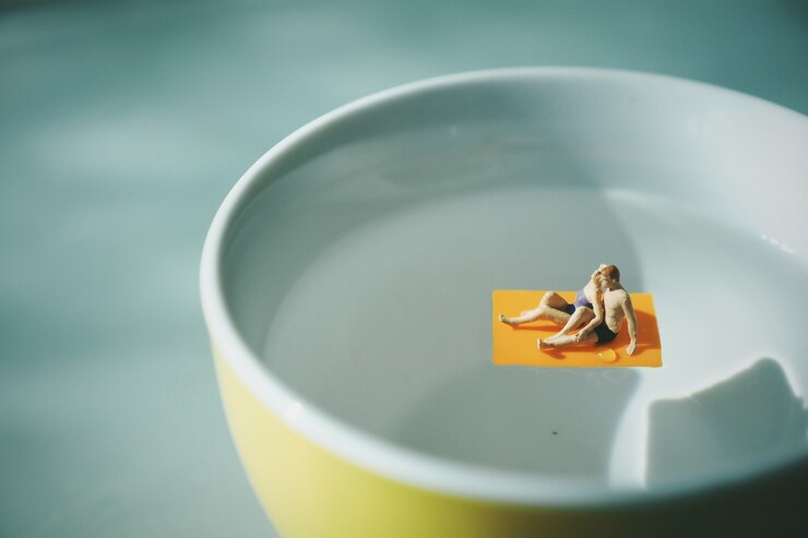 Foto gratuito coppie in un asciugamano sopra l'acqua da una tazza di caffè