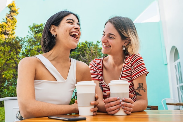 Coppie lesbiche amorose che hanno un appuntamento alla caffetteria.