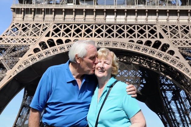 Coppie maggiori che baciano davanti ad Torre Eiffel a Parigi