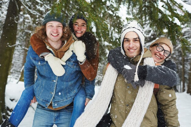 Coppie nella foresta invernale innevata