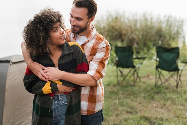 Coppie romantiche che abbracciano all'aperto