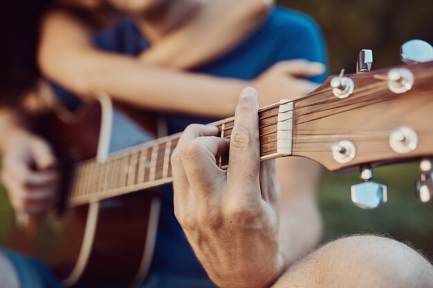 Coppie romantiche che si siedono sull'erba nel giardino