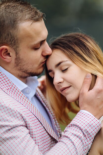 Coppie romantiche di nozze nella condizione di amore del lago sea eye in Polonia. Monti Tatra.