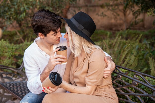 Coppie romantiche sul banco al parco