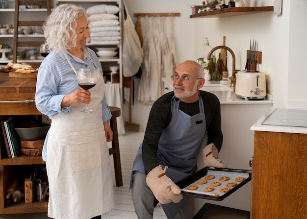 Coppie senior che cucinano insieme nella cucina