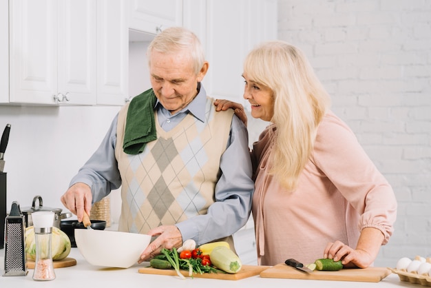 Coppie senior che cucinano nella cucina