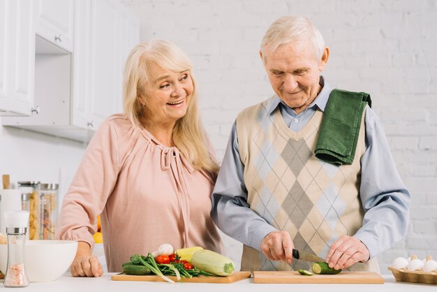 Coppie senior che cucinano nella cucina